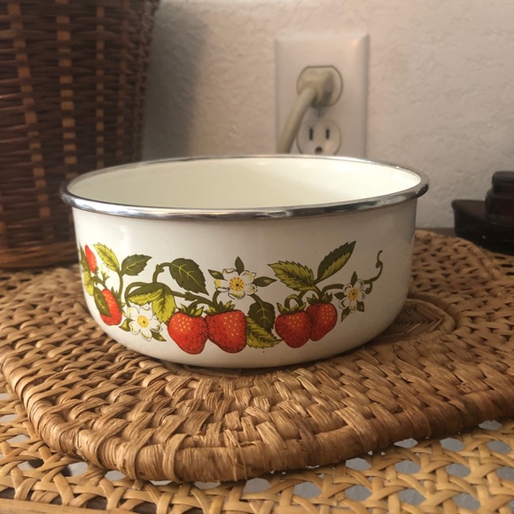 Kobe Kitchen Strawberry Enamel Nesting/Mixing Bowl - Picture 8 of 9